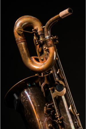 Types de saxophones: L'archet en S du saxophone baryton est enroulé plusieurs fois.