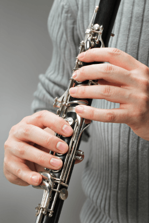 Klarinette Griffe für Anfänger- so wird das Instrument gehalten.